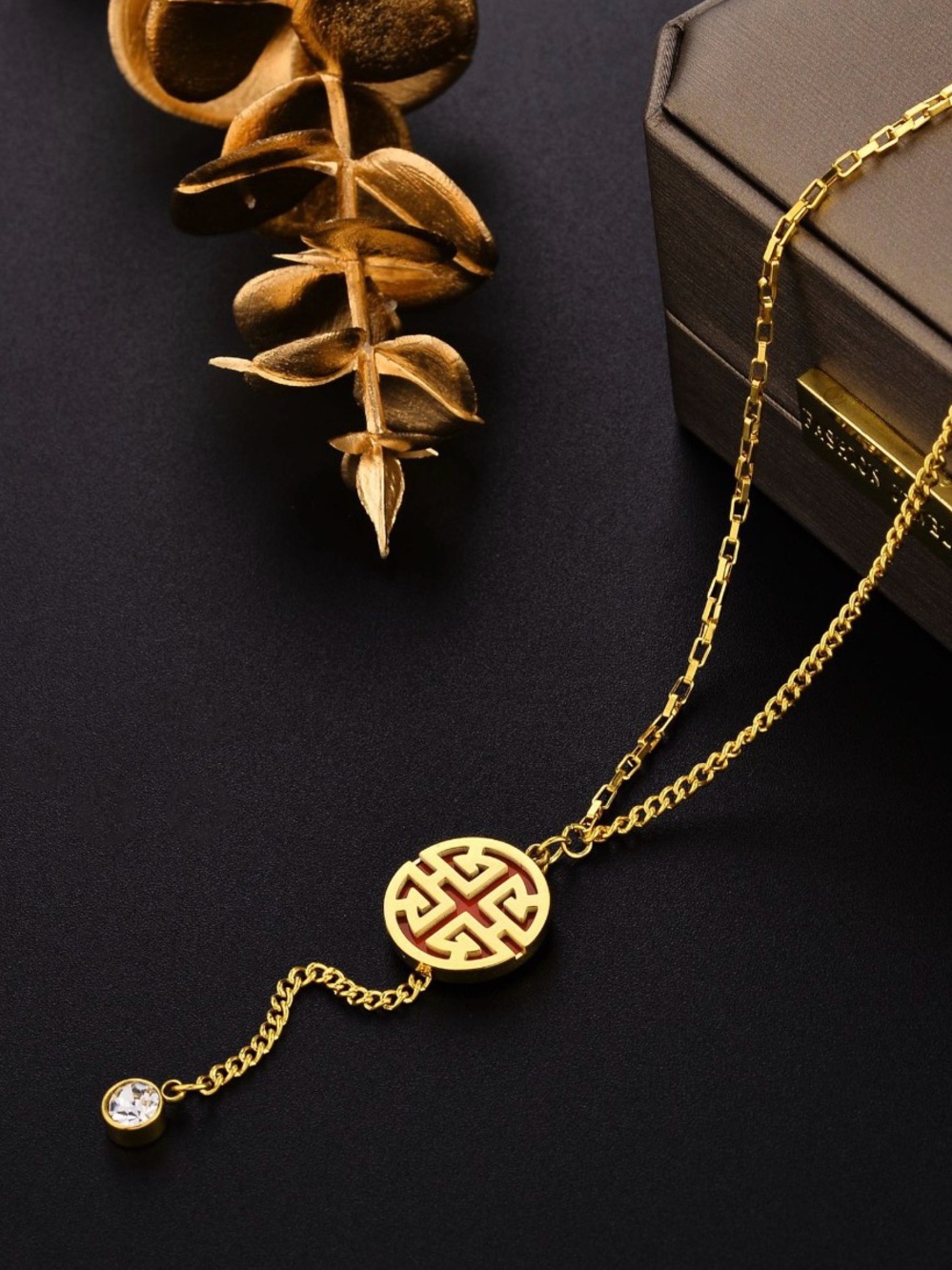 Elegant Gold Women's Pendant Necklace